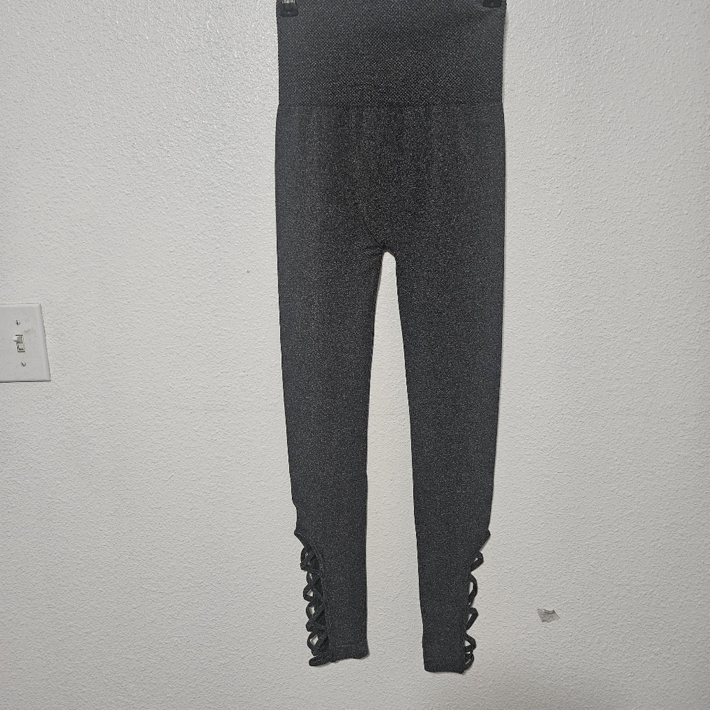 NWB Zenana Outfitters Seamless leggings with cut outs size s/m